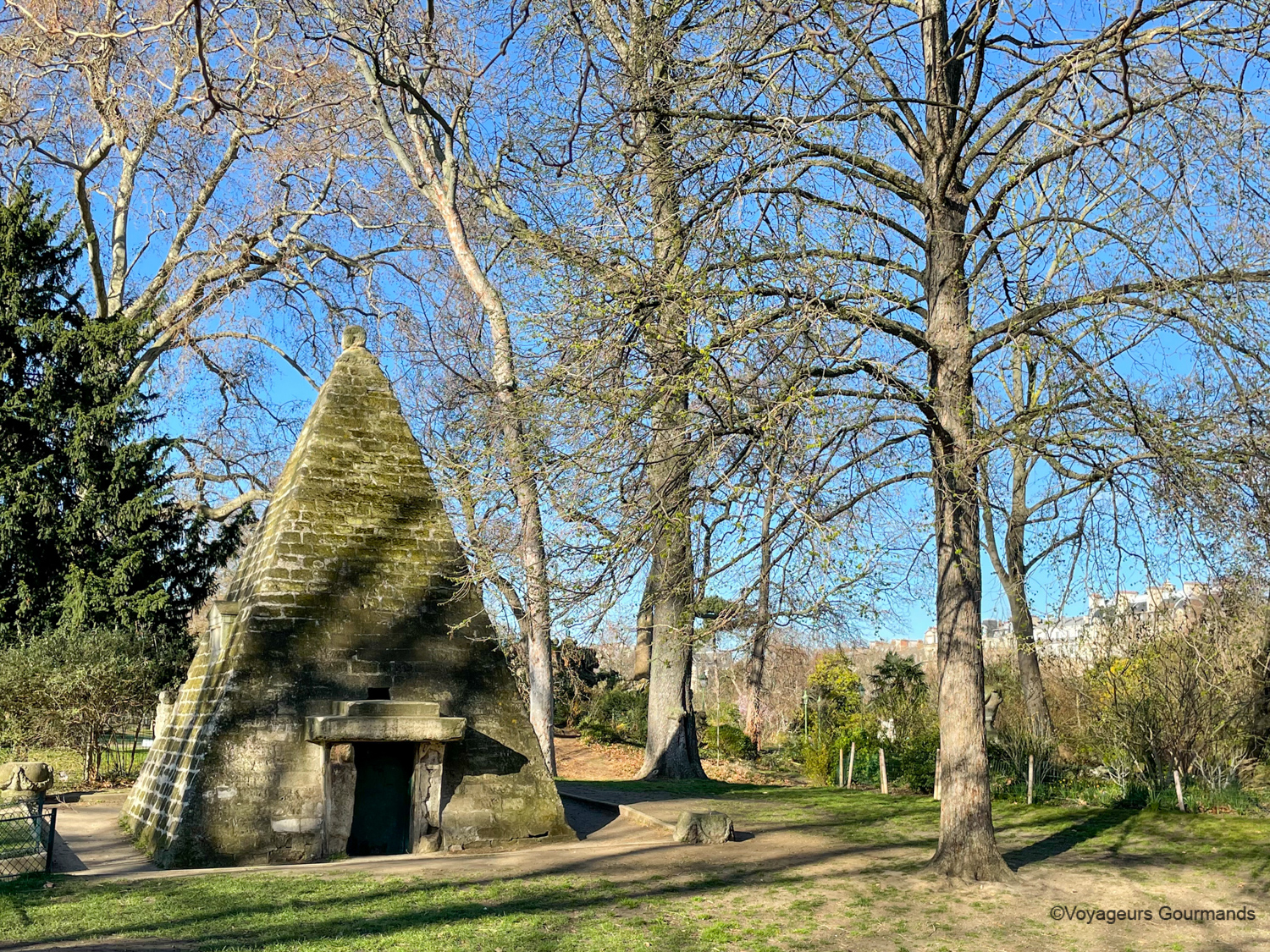 lieux insolites paris pyramide monceau