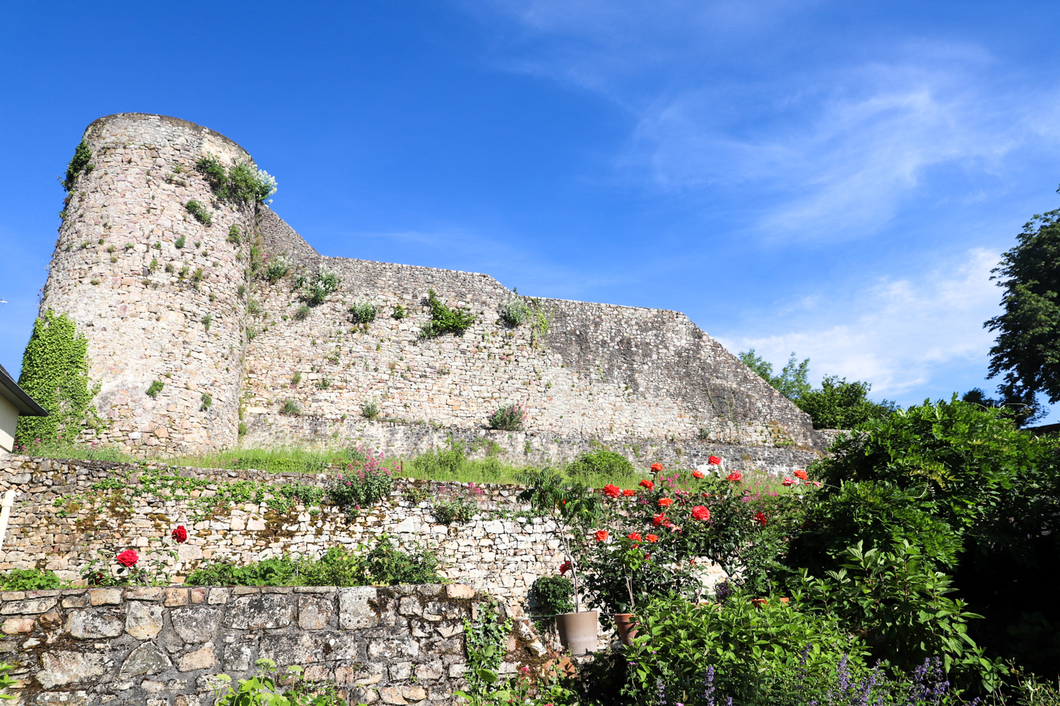 visiter sainte suzanne 48