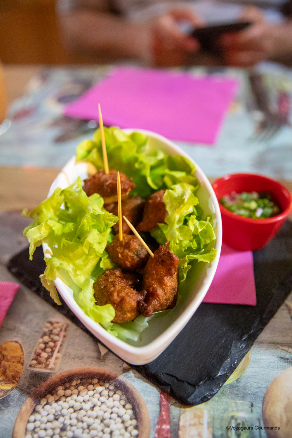 Accras de morue servis avec de la salade