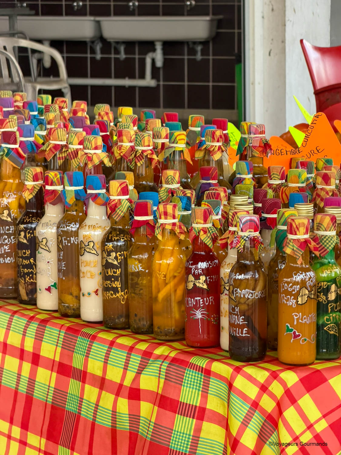 Rhums arrangés aux couleurs vives sur un étal en Guadeloupe