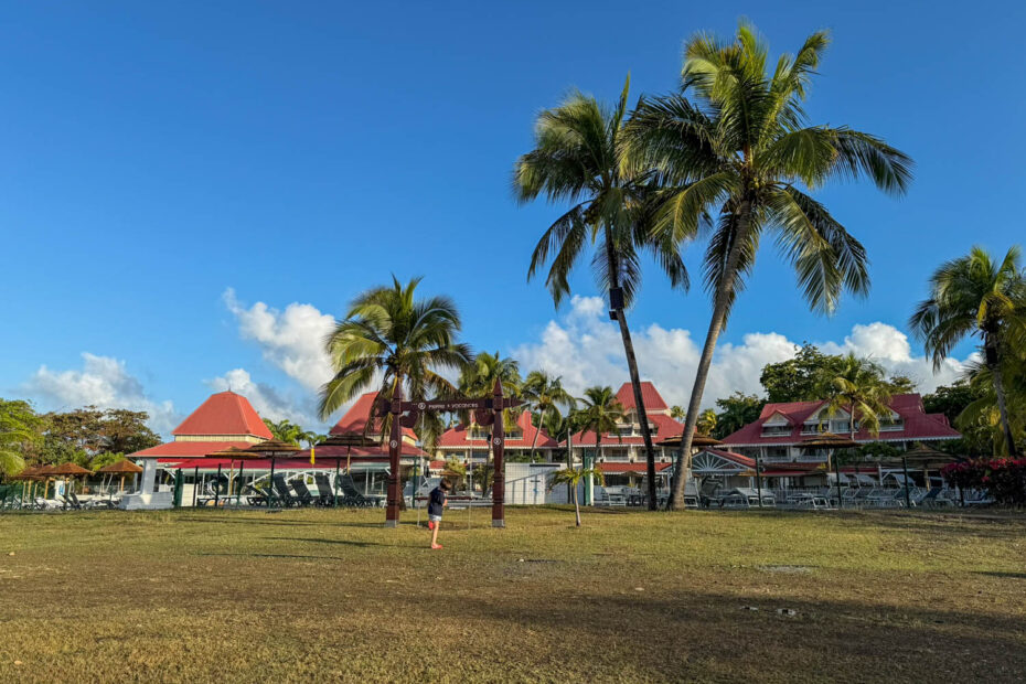 Pelouse et cocotiers devant les bâtiments de la résidence Pierre & Vacances à Sainte-Anne