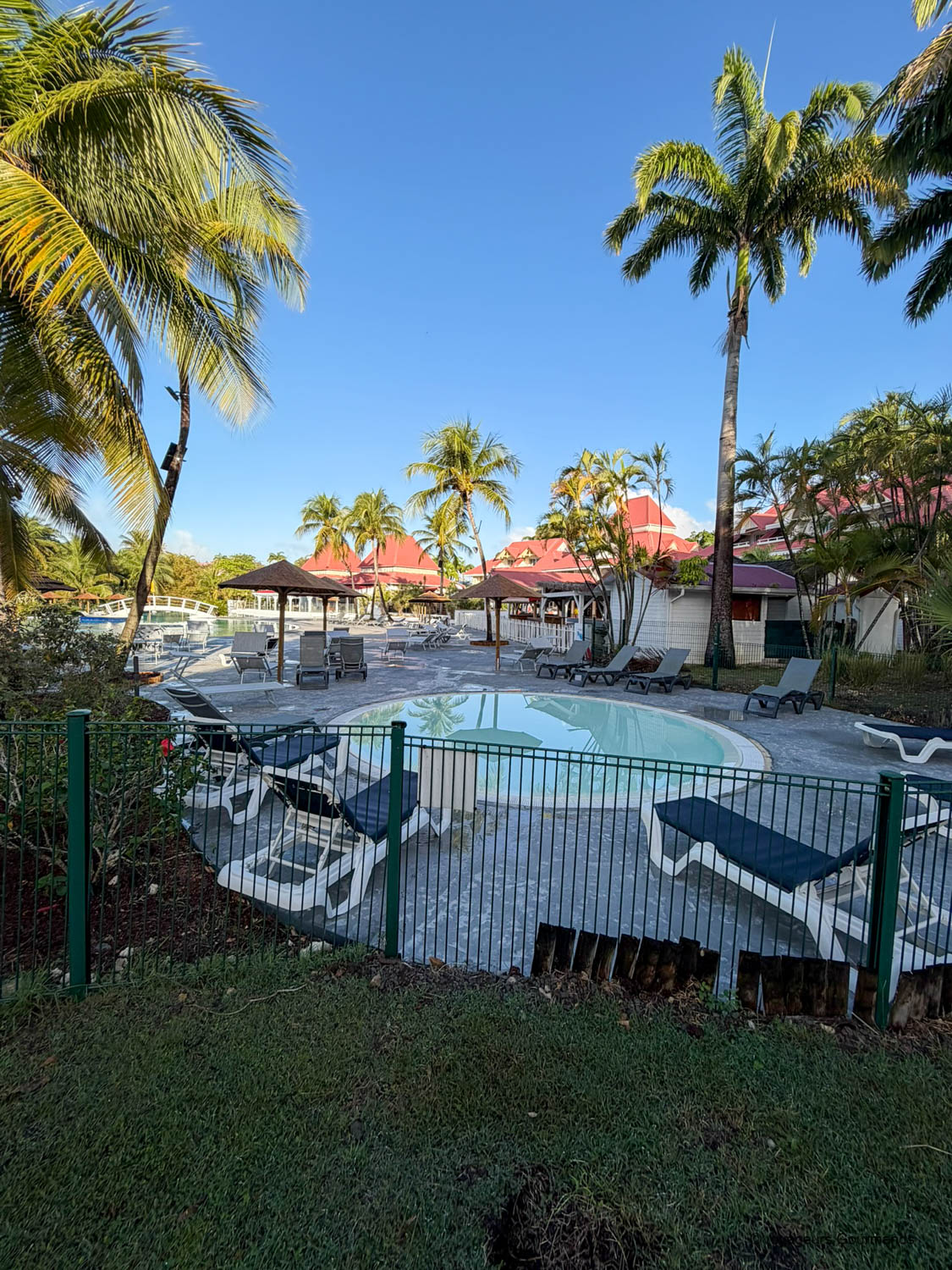 Piscine et transats de la résidence Pierre & Vacances Sainte-Anne