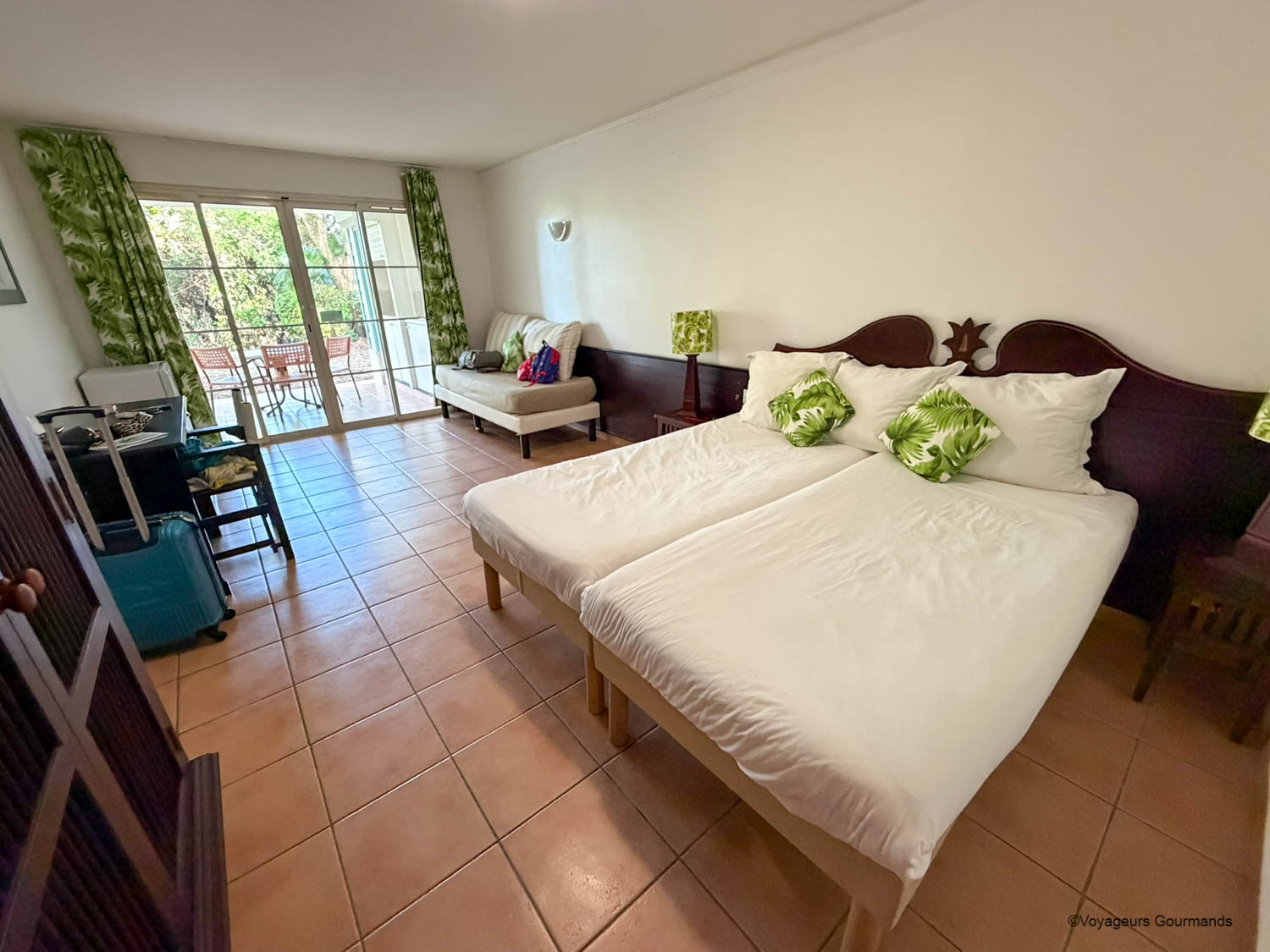 Chambre avec lits jumeaux et balcon à Pierre & Vacances Sainte-Anne
