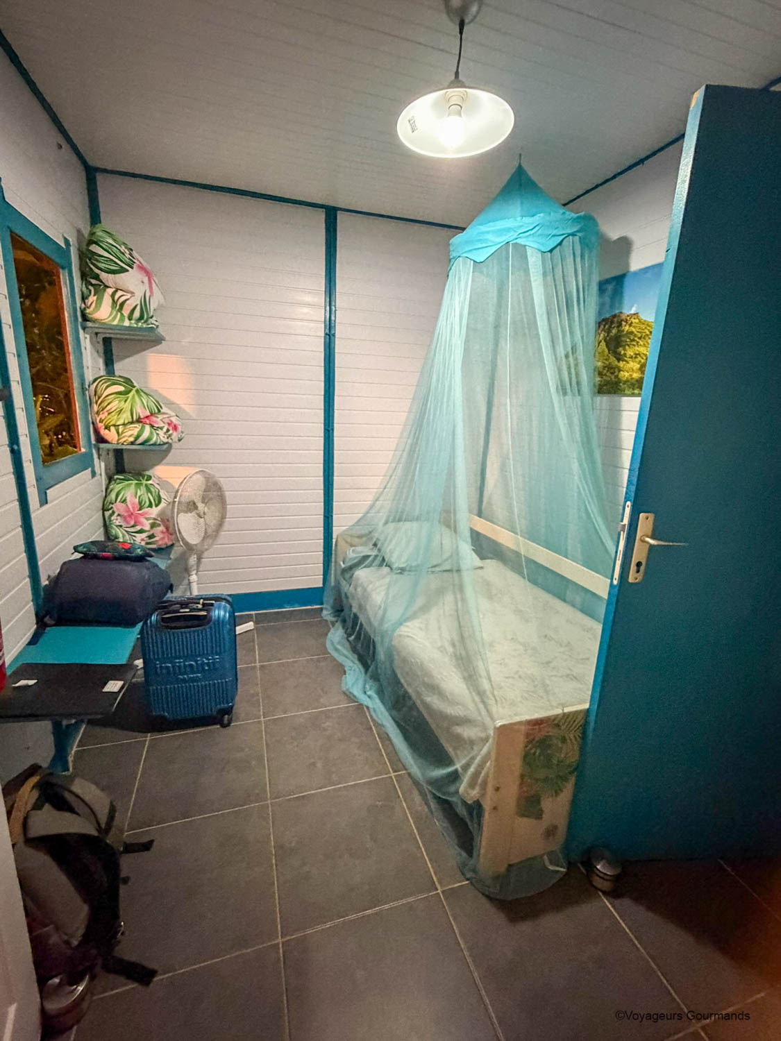 Chambre du bungalow avec lit à moustiquaire à An Eol Caraïbes