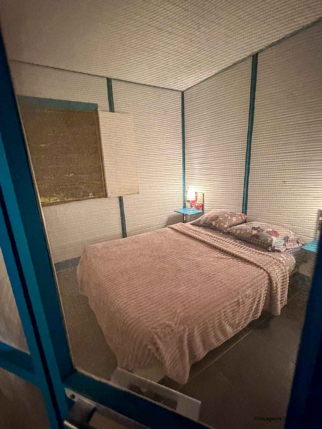Chambre avec lit double dans un bungalow à Trois-Rivières