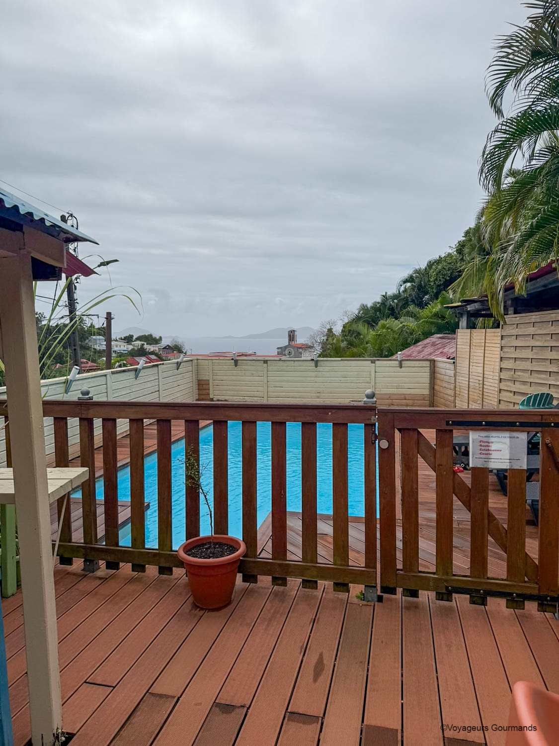 Terrasse en bois avec vue sur la piscine à An Eol Caraïbes