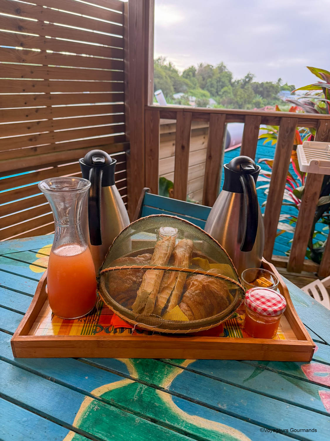 Petit-déjeuner servi sur la terrasse à An Eol Caraïbes