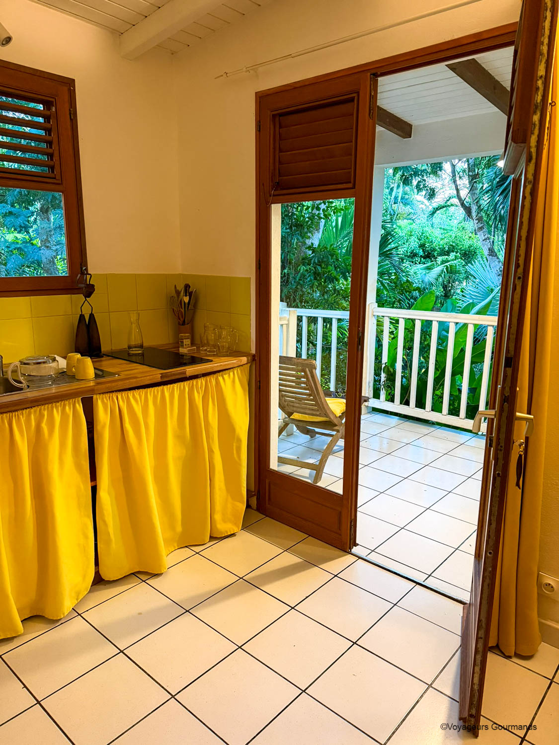 Cuisine ouverte sur la terrasse du gîte au Jardin des Colibris