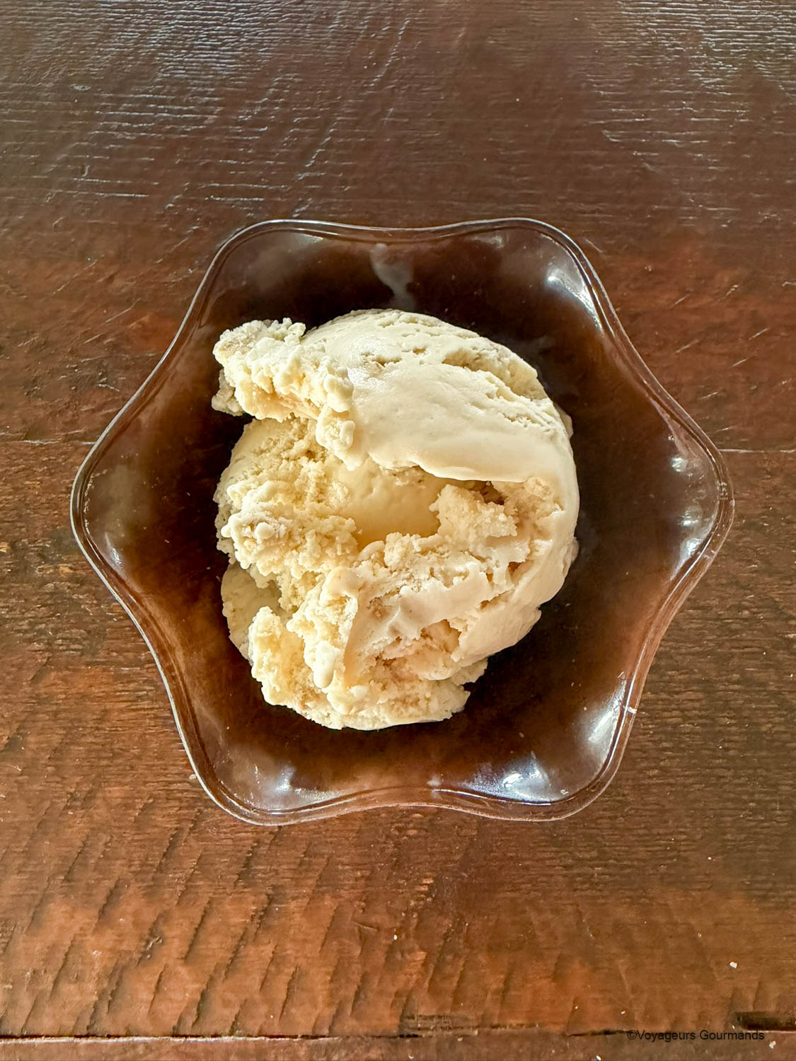 Boule de glace cacahuète dans une coupelle