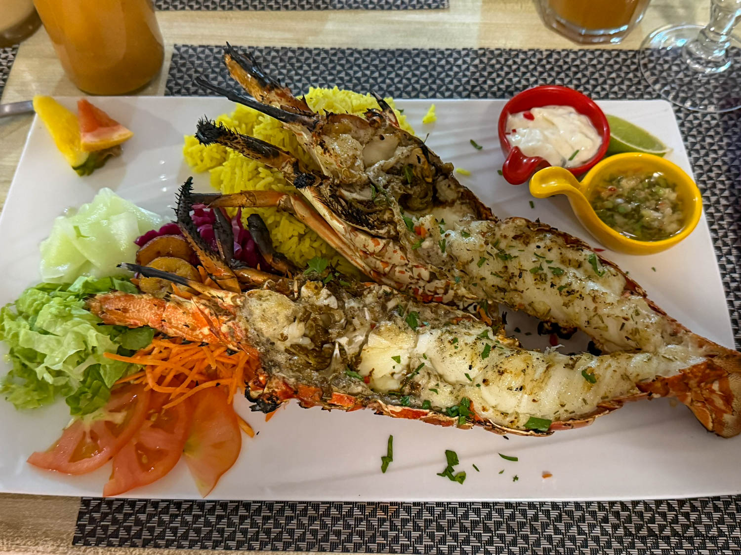Langouste grillée servie au restaurant Le Lucullus à Sainte-Anne