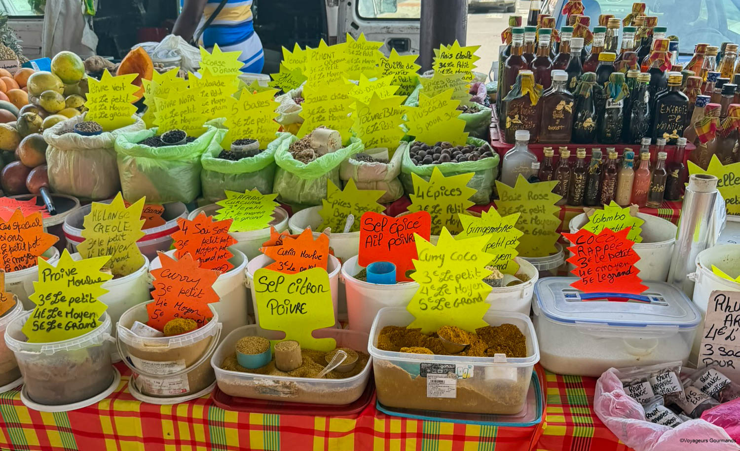 Épices créoles en vrac sur un marché en Guadeloupe