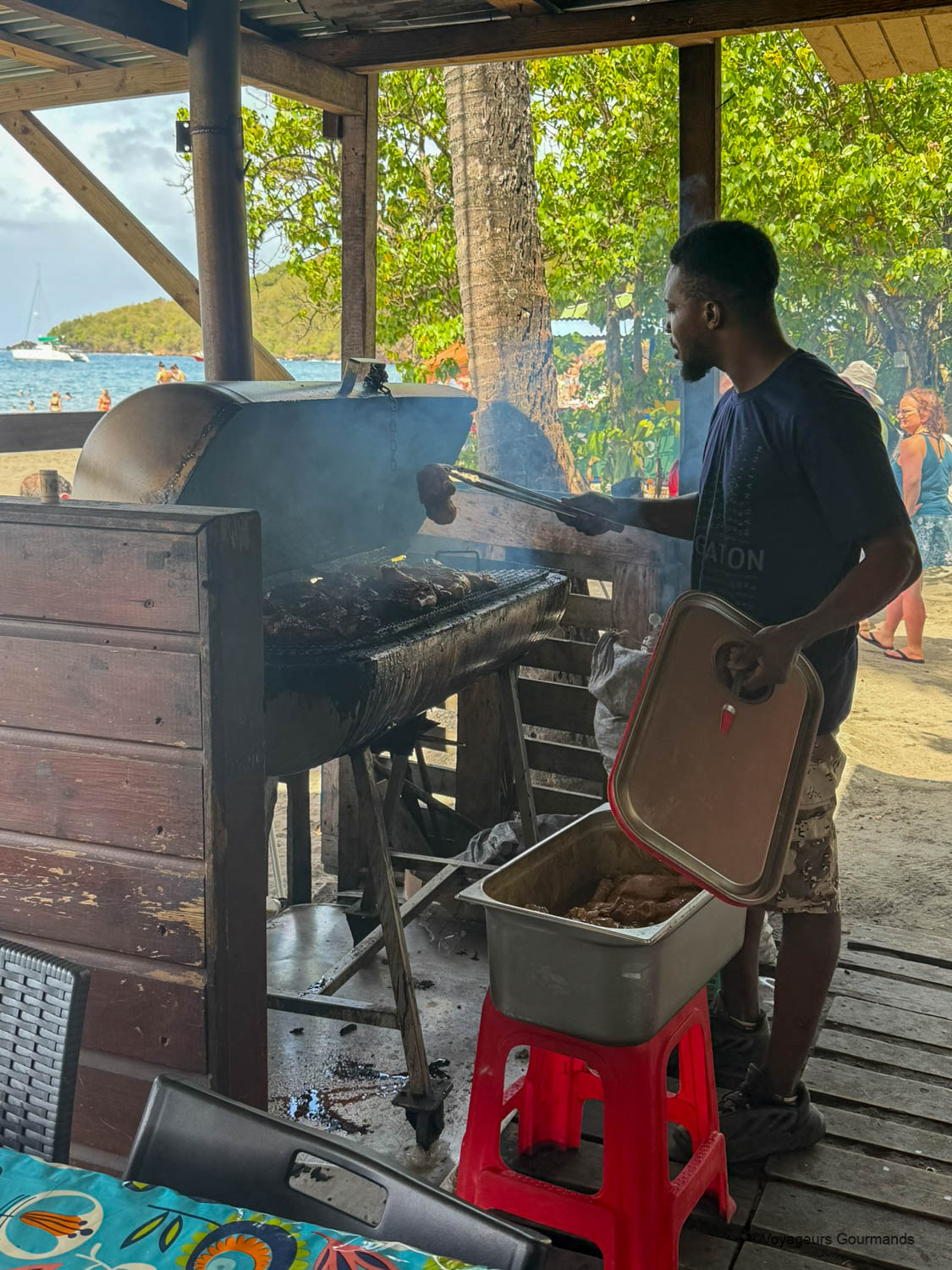 Poulet grillé au barbecue dans un snack de la plage de Malendure