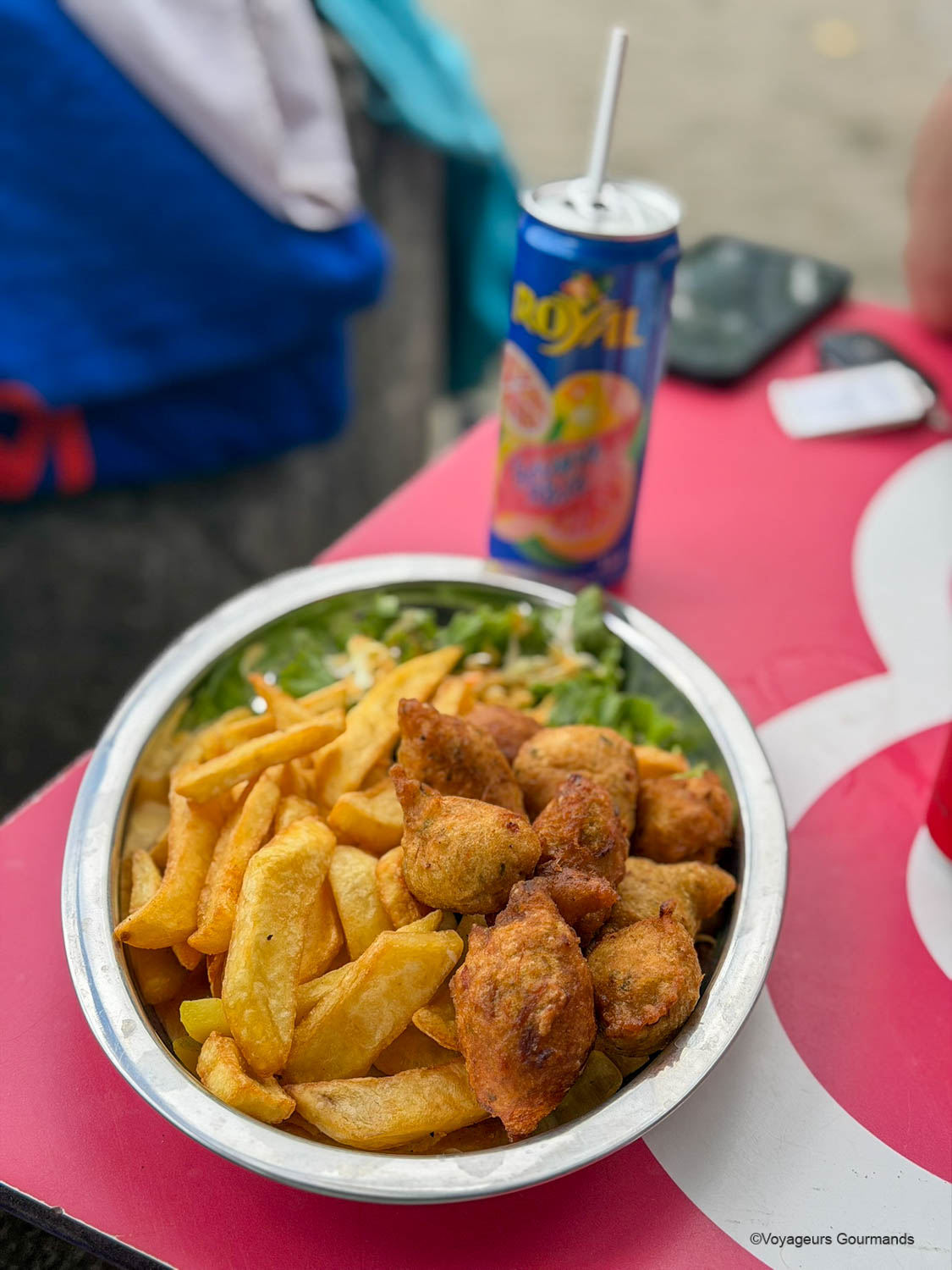 Assiette de frites et de poulet dans un snack de la plage de Malendure