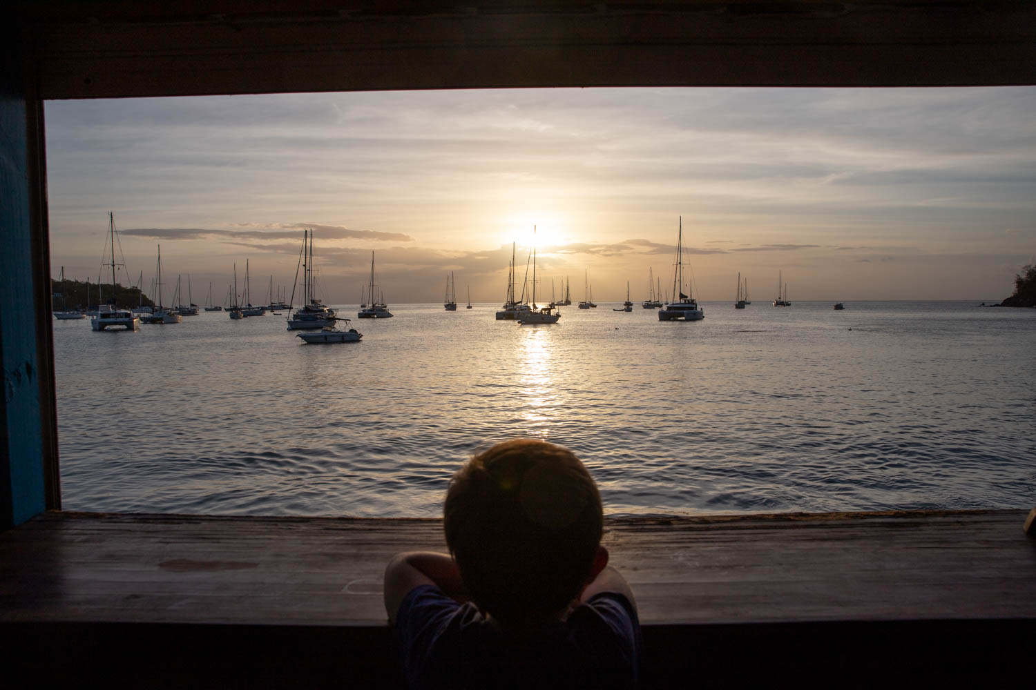 Coucher de soleil sur le port de Deshaies depuis le restaurant La Croisière